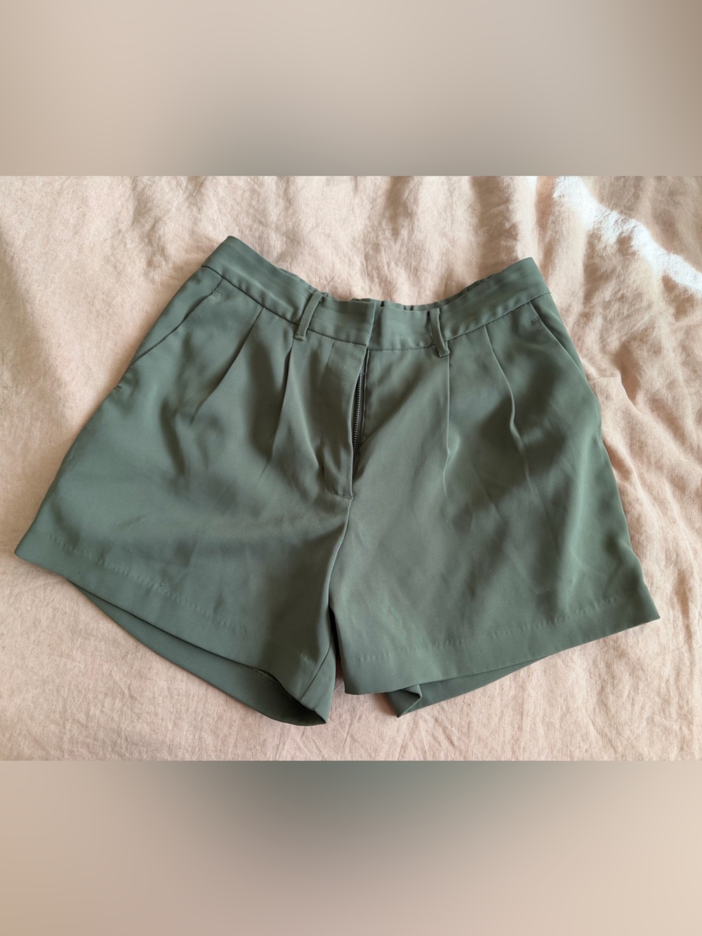 QUINCE WOMEN'S STRETCH CREPE PLEATED SHORTS IN OLIVE SIZE 10
